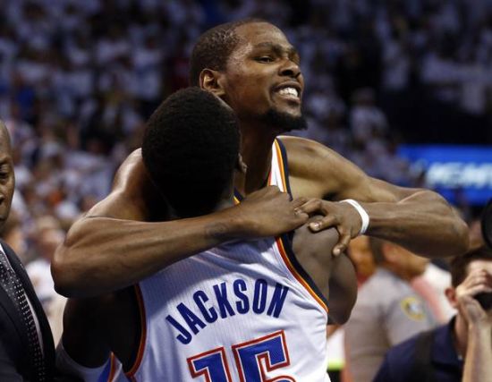 雷霆克星！马刺双杀雷霆豪取7连胜，文班亚马真能率领圣城重塑荣光吗？（马刺两胜雷霆豪取七连胜，文班亚马能否引领圣城再现辉煌？）