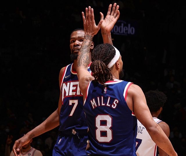 斯凯利晒穿齐达内、博格巴尤文球衣照，尤文球迷留言“快来”（斯凯利晒出身穿齐达内、博格巴款尤文球衣的照片，尤文球迷高呼：快来！）