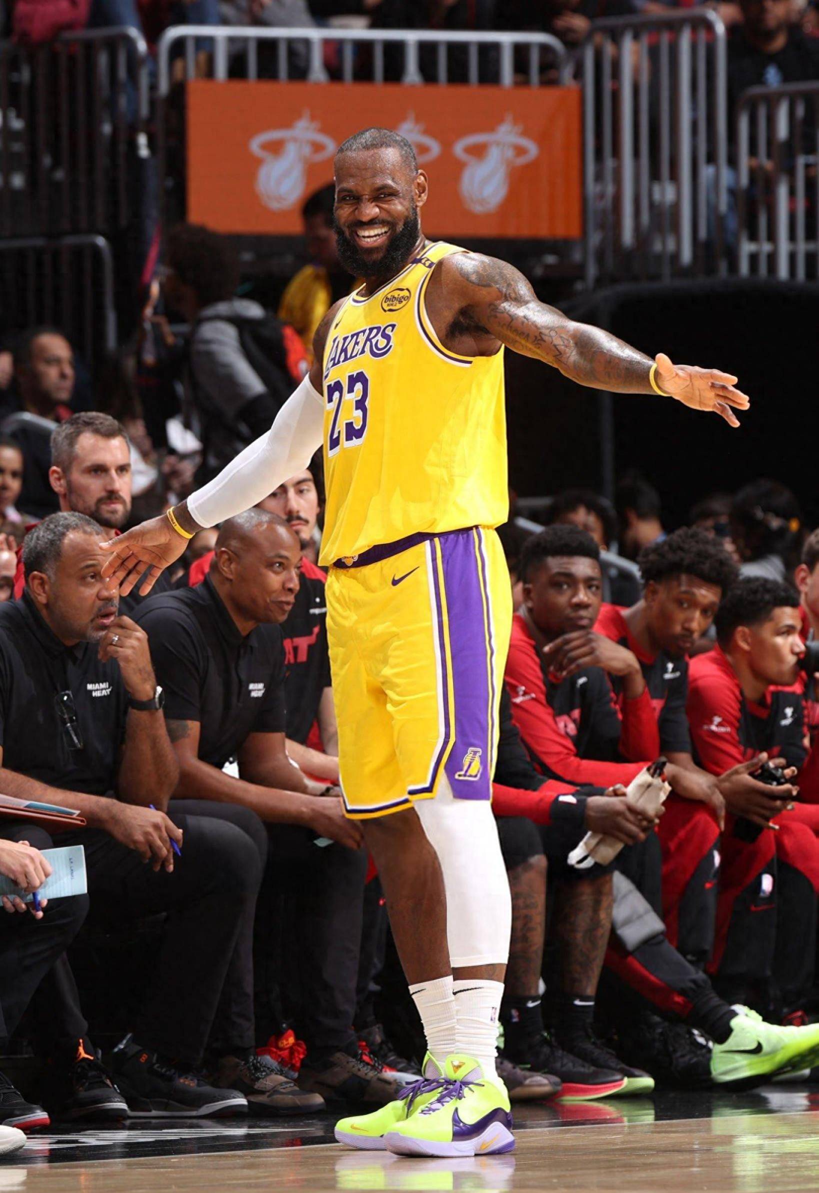 媒体人：张源或加盟某刚出售本土后腰的南方球队（据媒体人透露，张源可能加盟一支刚出售本土后腰的南方球队）