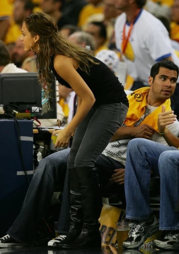 记者：老佛爷今天开启了机关枪模式，演讲的精彩程度前所未有（记者：老佛爷今日火力全开，演讲精彩空前）