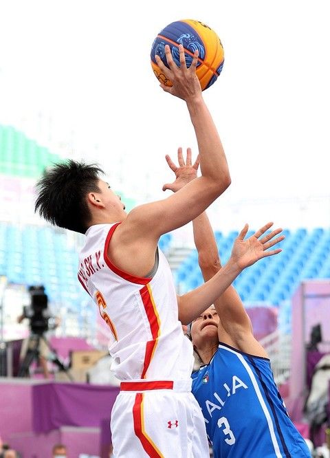 他明明能投，却选择了传（明明能出手，他偏要分球）