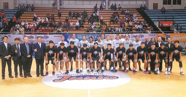 国安刚拿到足协杯冠军！就连夜官宣欧洲名帅到队执教，值得期待（足协杯夺冠后，国安连夜官宣欧洲名帅执掌球队，令人期待）