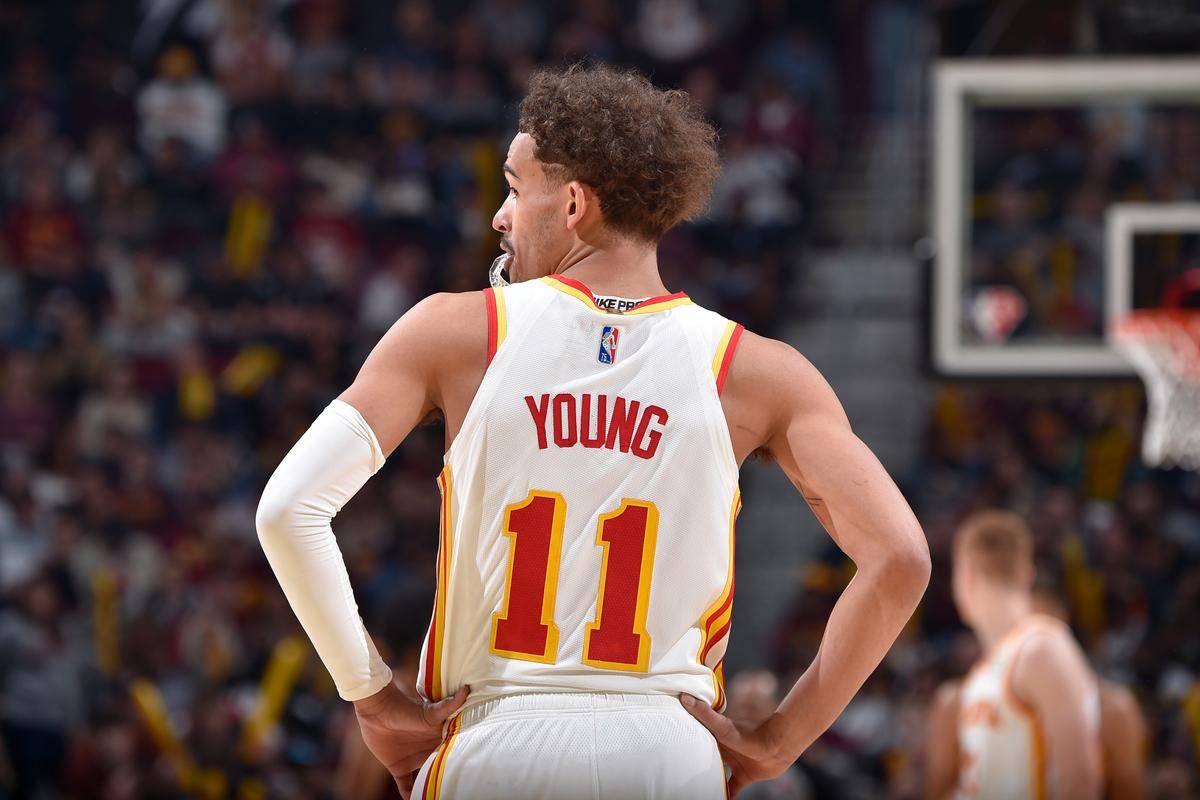 两个人都防不住！文班肆虐内线自投自抢 顶翻哈滕骑扣杰伦威！（双人夹击也拦不住！文班暴虐内线自投自抢，强顶哈滕骑扣杰伦威！）