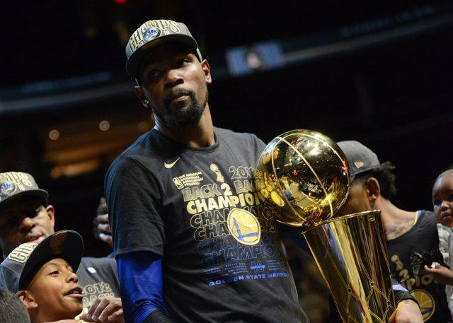 赵睿首秀半场3中3贡献8分2助，周琦3中3拿6分3帽（赵睿首秀半场3投全中拿下8分2助攻，周琦同样3投全中贡献6分3盖帽）