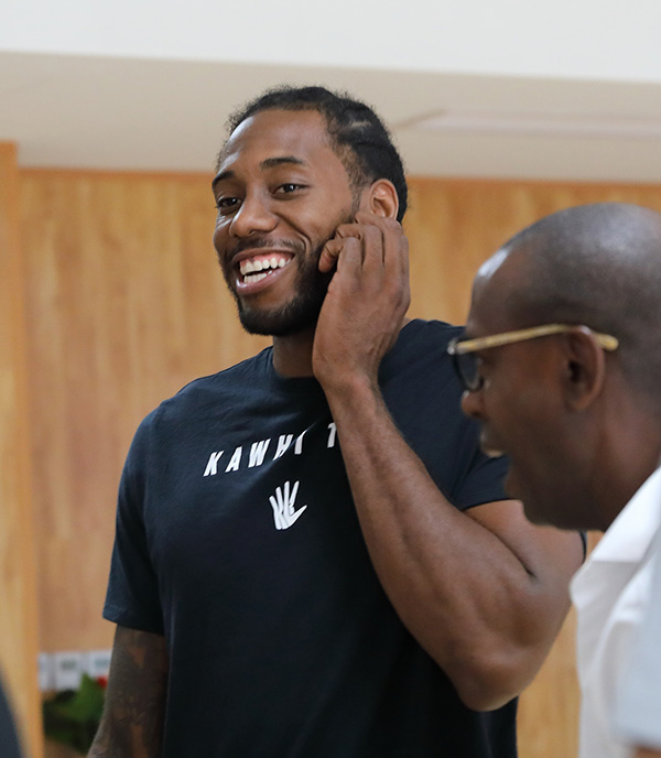 雷迪克：此前背靠背很消耗里夫斯 周二让他放假了&昨天训练也轻松（雷迪克：背靠背让里夫斯消耗大，周二安排休息、昨日训练放松）