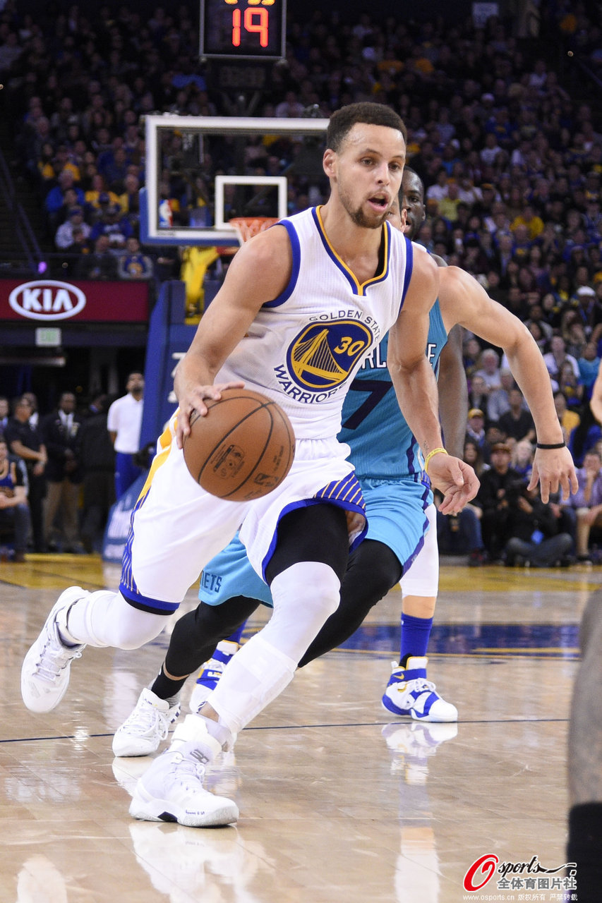 依旧替补出战！文班上半场12分钟9中6 砍下14分5篮板&正负值+12（继续替补登场，文班上半场12分钟9投6中拿下14分5篮板，正负值+12）