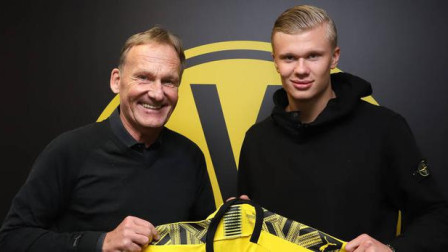 杨瀚森NBA生涯首次首发，被打到面部痛苦倒地，裁判未及时吹停比赛引争议（杨瀚森NBA生涯首次首发遭击中面部痛苦倒地，裁判未及时叫停引发争议）