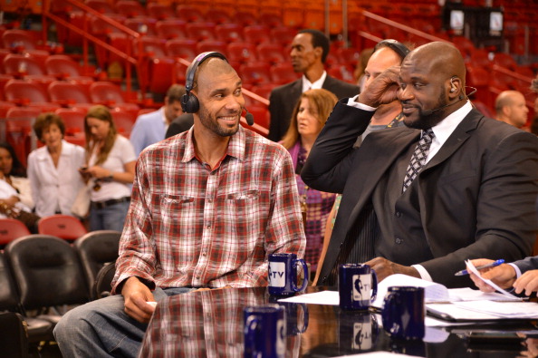 本泽马谈C罗：场上见面很冷淡？我们在更衣室已拥抱过了（本泽马回应与C罗场上显冷：更衣室里我们早已相拥）