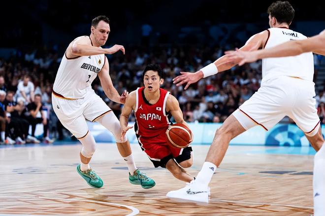 米体：邓弗里斯合同中有2500万欧解约条款，每年都会生效（米兰体育报：邓弗里斯合同设有2500万欧解约金，条款每年可触发）